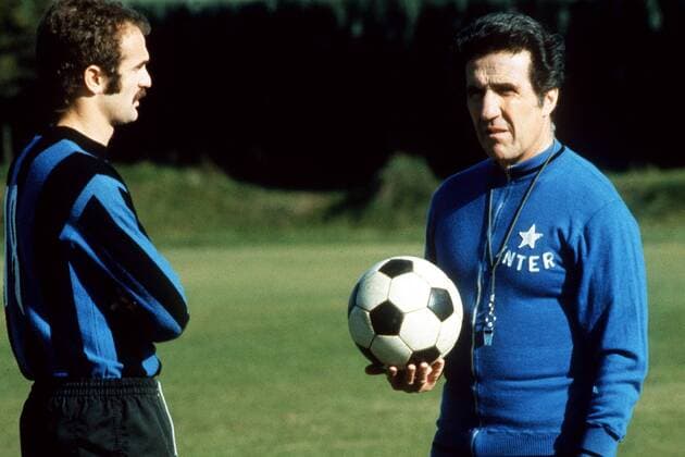 Trainer Helenio Herrera (re.) im Gespräch mit Sandro Mazzola (beide Inter) Fußball Herren Serie A 1962 1963, 1. Italienische Liga, Internazionale, Saisonvorbereitung, Training Gruppe Mailand