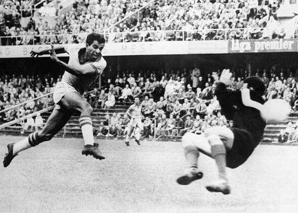 Vava (Brasilien, li.) - Torschuß Fußball WM Herren Weltmeisterschaft 1962, Viertelfinale, Länderspiel, Nationalmannschaft, Nationalteam Gruppe Estadio Sausalito Vina del Mar Dynamik,