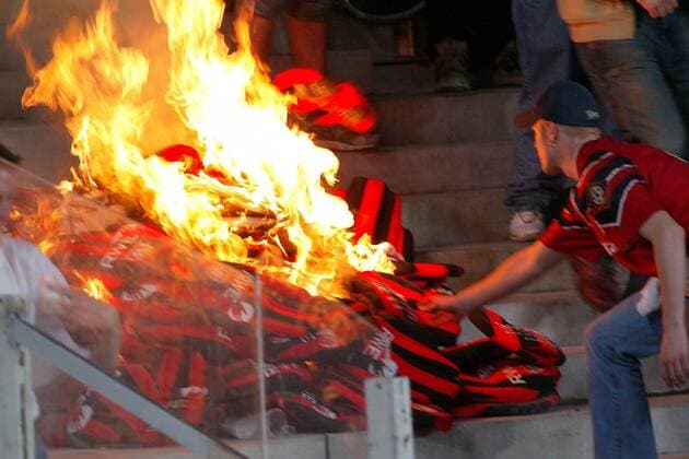 Scheiterhaufen: Leverkusener Fans verbrennen Sitzkissen Fußball 1. BL Herren DFB-Pokal 2001 2002, Finale, Endspiel, Pokalfinale, Pokalendspiel, Bayer 04 Leverkusen Gruppe Olympiastadion, Pokalspiel Berlin, Fanproteste, Fanprotest Enttäuschung, Wut, Verzweiflung,