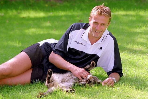Torwart Ege Steinar (Kiel) mit Katze in seinem Garten Handball 1. BL Herren Saison 2000 2001, THW Kiel, Shooting, Fotoshooting, Fototermin, Fotostory, Homestory, privat, Vneg Einzelbild Kiel