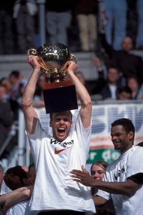 Olafur Stefansson mit dem Champions-League-Pokal, re.: Joel Abati (beide SCM) Handball EC 1 Herren Champions League 2001 2002, Finale, Endspiel, SC Magdeburg, Vdia Gruppe Bördelandhalle Magdeburg Freude, Begeisterung,