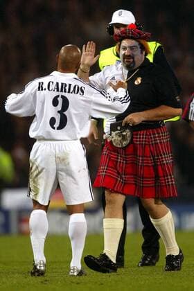 Schottischer Fußballfan rennt während des Spiels zu Roberto Carlos (Real) um seinem Idol zu gratulieren Fußball EC 1 Herren Champions League 2001 2002, Real Madrid, Finale, Endspiel Gruppe Hampden Park Glasgow
