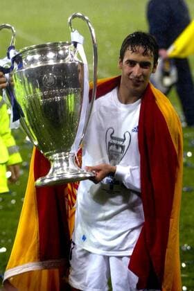 Raul Gonzalez (Real) präsentiert stolz den Champions-League-Pokal Fußball EC 1 Herren Champions League 2001 2002, Real Madrid, Finale, Endspiel Einzelbild Hampden Park Glasgow Freude,
