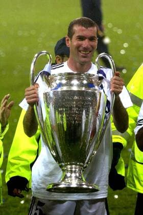 Zinedine Zidane (Real) präsentiert stolz den Champions-League-Pokal Fußball EC 1 Herren Champions League 2001 2002, Real Madrid, Finale, Endspiel Einzelbild Hampden Park Glasgow Freude,