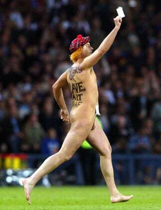Mark Roberts (Schottland) flitzt splitternackt über das Spielfeld Fußball EC 1 Herren Champions League 2001 2002, Bayer 04 Leverkusen, Finale, Endspiel Einzelbild Hampden Park Glasgow Komik,