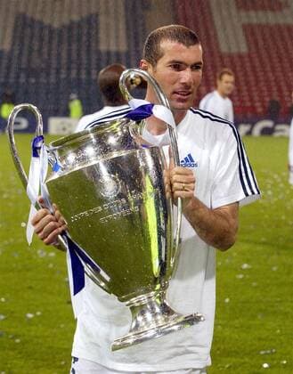 Zinedine Zidane (Real Madrid) präsentiert die Trophäe Fußball EC 1 Herren Champions League 2001 2002, Finale, Endspiel, Real Madrid (Spanien) Einzelbild Hampden Park Glasgow