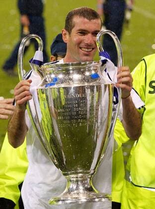 Zinedine Zidane (Real Madrid) präsentiert die Trophäe Fußball EC 1 Herren Champions League 2001 2002, Finale, Endspiel, Real Madrid (Spanien) Einzelbild Hampden Park Glasgow Freude,
