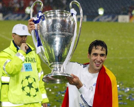 Raul Gonzalez (Real Madrid) präsentiert die Trophäe Fußball EC 1 Herren Champions League 2001 2002, Finale, Endspiel, Real Madrid (Spanien) Einzelbild Hampden Park Glasgow Freude,