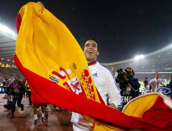 Raul Gonzalez (Real Madrid) jubelt mit der spanischen Nationalfahne Fußball EC 1 Herren Champions League 2001 2002, Finale, Endspiel, Real Madrid (Spanien) Einzelbild Hampden Park Glasgow Freude, Begeisterung,