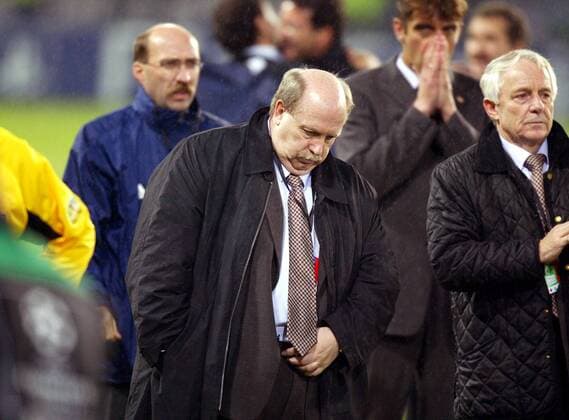 Manager Reiner Calmund (Leverkusen, li.) enttäuscht Fußball EC 1 Herren Champions League 2001 2002, Finale, Endspiel, Bayer 04 Leverkusen Gruppe Hampden Park Glasgow Enttäuschung,