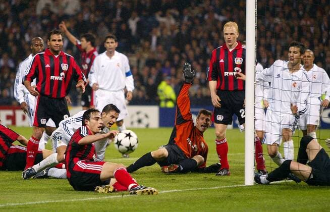 Torwart Hans-Jörg Butt (Mitte) als Stürmer im gegnerischen Strafraum - er muß mit ansehen, wie Dimitar Berbatov (beide Leverkusen, vorn li.) an Torwart Casillas (Real Madrid, re.) scheitert Fußball EC 1 Herren Champions League 2001 2002, Finale, Endspiel, Bayer 04 Leverkusen - Real Madrid (Spanien) 1:2 Totale Hampden Park Glasgow Dynamik,