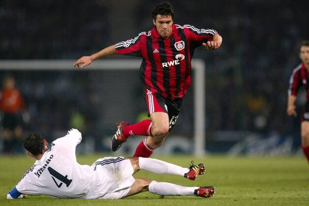 Michael Ballack (Leverkusen, re.) gegen Fernando Hierro (Real) Fußball EC 1 Herren Champions League 2001 2002, Finale, Endspiel, Bayer 04 Leverkusen - Real Madrid (Spanien) 1:2 Gruppe Hampden Park Glasgow Dynamik,