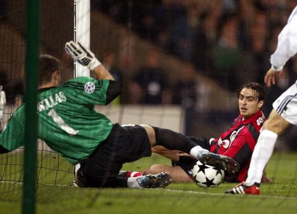 Dimitar Berbatov (Leverkusen, re.) scheitert in der Nachspielzeit an Torwart Iker Casillas (Real) Fußball EC 1 Herren Champions League 2001 2002, Finale, Endspiel, Bayer 04 Leverkusen - Real Madrid (Spanien) 1:2 Gruppe Hampden Park Glasgow Dynamik, Abwehr,