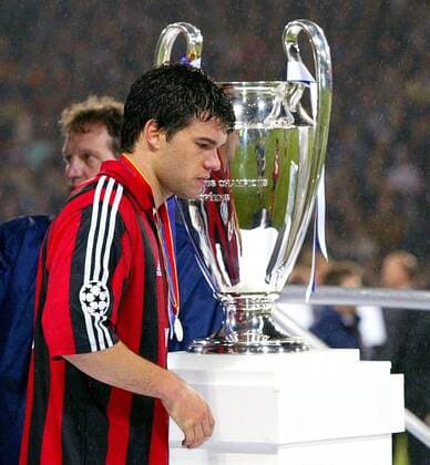 Michael Ballack (Leverkusen) würdigt den Pokal keines Blickes Fußball EC 1 Herren Champions League 2001 2002, Finale, Endspiel, Bayer 04 Leverkusen Einzelbild Hampden Park Glasgow Enttäuschung,