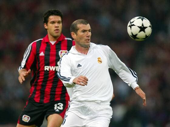 Zinedine Zidane (Real Madrid) am Ball, dahinter Ballack (Leverkusen) Fußball EC 1 Herren Champions League 2001 2002, Finale, Endspiel, Bayer 04 Leverkusen - Real Madrid (Spanien) 1:2 Gruppe Hampden Park Glasgow Dynamik,