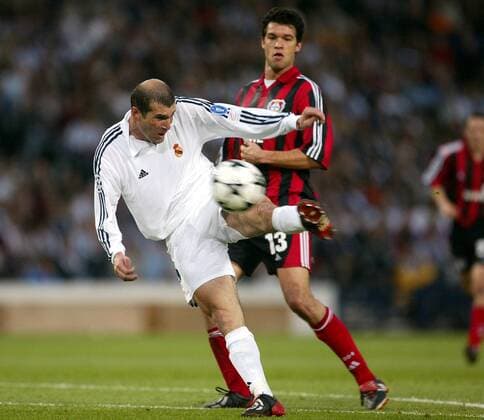 Zinedine Zidane (Real) erzielt das 2:1, dahinter Ballack (Leverkusen) Fußball EC 1 Herren Champions League 2001 2002, Finale, Endspiel, Bayer 04 Leverkusen - Real Madrid (Spanien) 1:2 Gruppe Hampden Park Glasgow Dynamik,