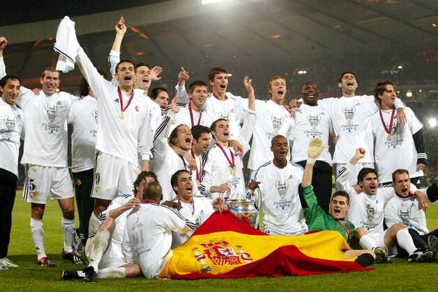 Europapokalsieger Real Madrid beim Siegerfoto Fußball EC 1 Herren Champions League 2001 2002, Finale, Endspiel, Real Madrid (Spanien), Emotionen Totale Hampden Park Glasgow Freude, Begeisterung,
