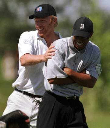 Boris Becker (li., Deutschland) scherzt mit Eldrick Tiger Woods (USA) Golf Herren Deutsche Bank SAP Open 2002, TPC of Europe, Golfen, Profigolf, Golfprofi, Golfprofis, Profi, Profis, Gruppe St. Leon-Rot Heidelberg Freude, Kameradschaft,