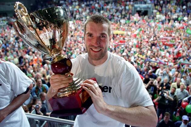 Steffen Stiebler (SCM) präsentiert den Pokal Handball EC 1 Herren Champions League 2001 2002, Finale, Endspiel, SC Magdeburg Einzelbild Bördelandhalle Magdeburg Freude,