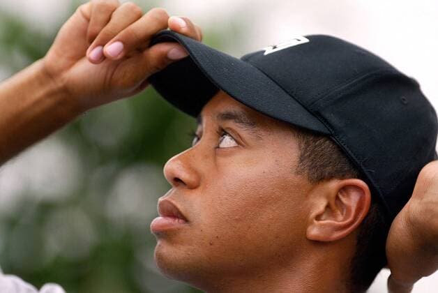 Eldrick Tiger Woods (USA) rückt nachdenklich das Basecap zurecht Golf Herren Deutsche Bank SAP Open 2002, TPC of Europe, Golfen, Profigolf, Golfprofi, Golfprofis, Profi, Profis Porträt St. Leon-Rot Heidelberg Nachdenklichkeit,