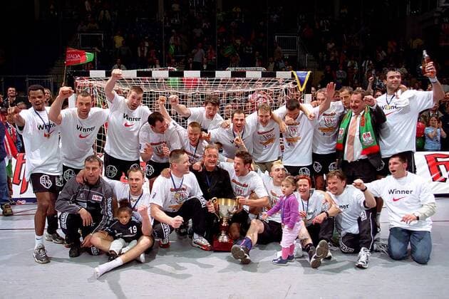 Europapokalsieger SC Magdeburg mit dem Pokal Handball EC 1 Herren Champions League 2001 2002, Finale, Endspiel, SC Magdeburg, SCM Totale Bördelandhalle Magdeburg Freude, Begeisterung,