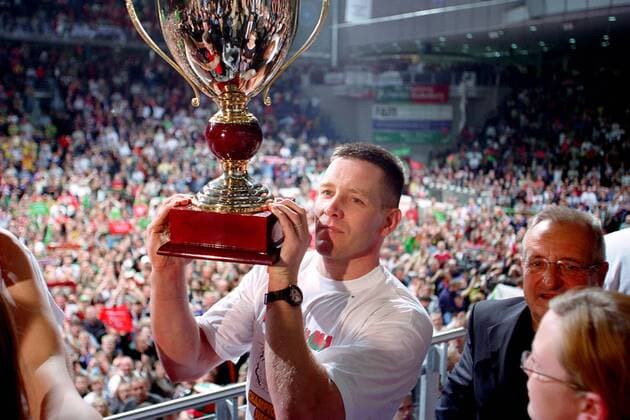Trainer Alfred Gislason (SCM) präsentiert den Pokal Handball EC 1 Herren Champions League 2001 2002, Finale, Endspiel, SC Magdeburg Einzelbild Bördelandhalle Magdeburg