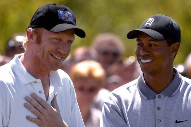 Eldrick Tiger Woods (re., USA) scherzt mit Hobbygolfer Boris Becker (Deutschland) Golf Herren Deutsche Bank SAP Open 2002, TPC of Europe, Golfen, Profigolf, Golfprofi, Golfprofis, Profi, Profis Einzelbild St. Leon-Rot Heidelberg Freude, Kameradschaft,