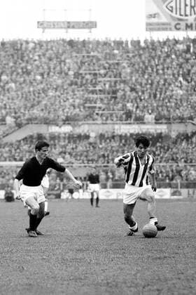 Omar Sivori (re., Juve) gegen Romano Fogli (Bologna) Fußball Herren Serie A 1965 1966, 1. Italienische Liga, FC Bologna - Juventus Turin 0:1 Gruppe Stadio Renato Dall Ara Bologna