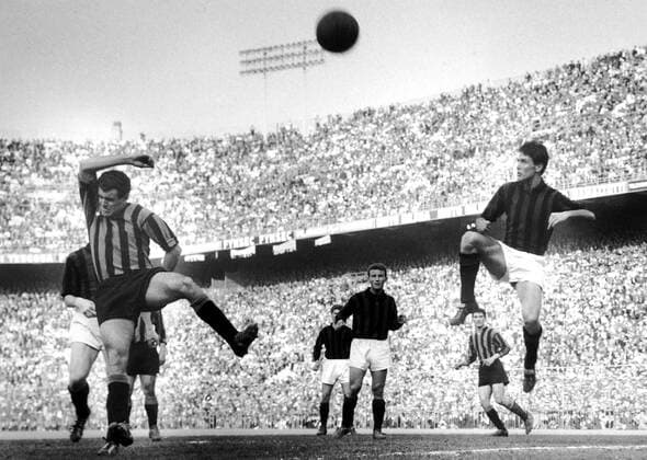 Bruno Bolchi (Inter, li.) und Cesare Maldini (re., Milan) versuchen an den Ball zu kommen, in der Mitte Giovanni Trapattoni (Milan) Fußball Herren Serie A 1960 1961, 1. Italienische Liga, Internazionale Mailand - AC Mailand 1:2 Gruppe Stadio Giuseppe Meazza, San Siro Mailand Dynamik, Höhe,