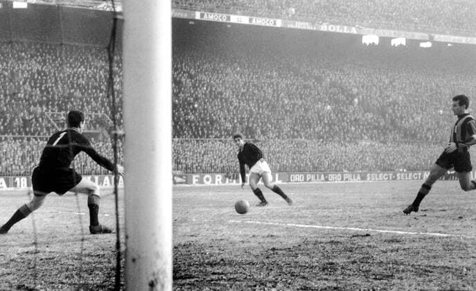 Gianni Rivera (li., Milan) - Schuß auf das Tor von Torwart Giuliano Sarti (li.), re. kommt Armando Picchi (beide Inter) zu spät Fußball Herren Serie A 1963 1964, 1. Italienische Liga, Internazionale Mailand - AC Mailand 0:2 Gruppe Stadio Giuseppe Meazza, San Siro Mailand Dynamik,