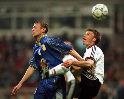 Thomas Helmer (Deutschland, re.) gegen Alexander Golowko (Ukraine) Fußball Länderspiel Herren Weltmeisterschaftsqualifikation 1997, Qualifikation, Nationalmannschaft, Nationalteam, Länderspiel Gruppe Weserstadion Bremen Dynamik, Kampf,