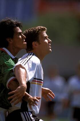 Oliver Bierhoff (Deutschland, re.) im Duell mit Claudio Suarez (Mexico) Fußball WM Herren Weltmeisterschaft 1998, Länderspiel, Deutschland - Mexiko 2:1, Achtelfinale Gruppe Stade La Mosson Montpellier