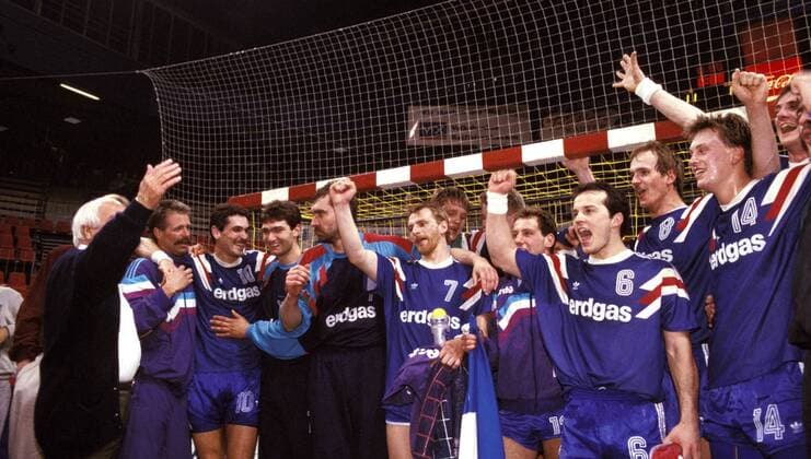 Mannschaftsjubel Gummersbach u.a. mit Torwart Andreas Thiel (Mitte) Handball 1. BL Herren Saison 1990 1991, VfL Gummersbach Gruppe Magdeburg Glück, Freude,