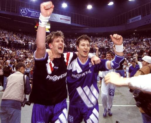 Martin Schmidt (li.) und Kay Germann (beide Kiel) feiern die deutsche Meisterschaft Handball 1. BL Herren Saison 1993 1994, THW Kiel Gruppe Ostseehalle Kiel Glück, Begeisterung, Freude,