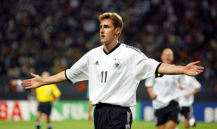 Miroslav Klose (Deutschland) - Torjubel Fußball WM Herren Weltmeisterschaft 2002, Länderspiel, Gruppenspiel, Gruppe E, Nationalmannschaft, Nationalteam, Einzelbild Sapporo-Dome Sapporo