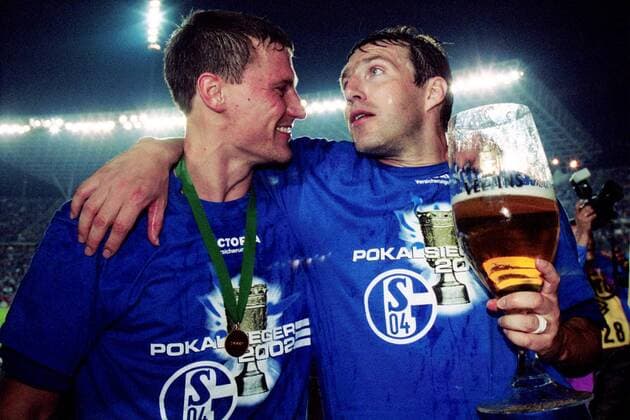 Fußball, DFB-Pokalfinale 2001 2002, Bayer 04 Leverkusen - FC Schalke 04 Marc Wilmots (re.) und Ebbe Sand (beide Schalke) - Jubel Fußball 1. BL Herren DFB-Pokalfinale 2001 2002, Pokal, Pokalspiel, Finale, Endspiel, Pokalendspiel, Vneg Gruppe Olympiastadion Berlin Freude,