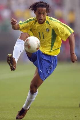 Ronaldinho Gaucho (Brasilien) am Ball Fußball WM Herren Weltmeisterschaft 2002, Länderspiel, Gruppenspiel, Gruppe C, Nationalmannschaft, Nationalteam, Vdig Einzelbild Munsu Football Stadium Ulsan Dynamik,