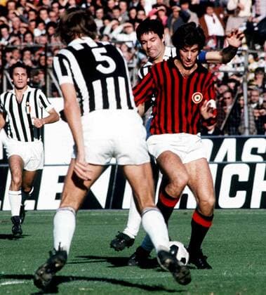 Gianni Rivera (Milan, re.) am Ball Fußball Herren Serie A 1973 1974, 1. Italienische Liga, Juventus Turin - AC Mailand 2:0 Gruppe Stadio Delle Alpi Turin
