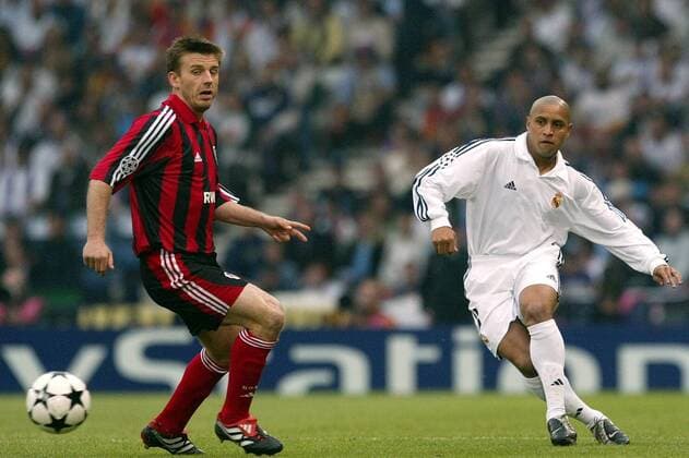 Roberto Carlos (re., Real) spielt den Ball an Bernd Schneider (Leverkusen) vorbei Fußball EC 1 Herren Champions League 2001 2002, Finale, Endspiel, Bayer 04 Leverkusen - Real Madrid (Spanien) 1:2 Gruppe Hampden Park Glasgow Dynamik,