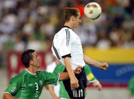 Miroslav Klose (re., Deutschland) mit dem Kopfball zum 1:0, li.: Ian Harte (Irland) Fußball WM Herren Weltmeisterschaft 2002, Länderspiel, Gruppenspiel, Gruppe E, Nationalmannschaft, Nationalteam, Vdig Gruppe Kashima-Stadion Ibaraki Dynamik,