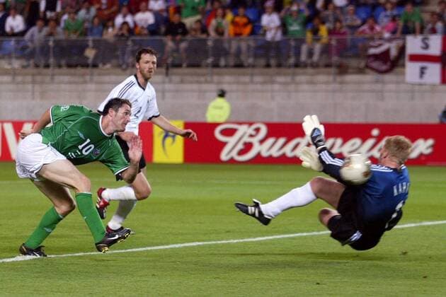 Robbie Keane (li., Irland) zieht ab und erzielt den Ausgleich zum 1:1; Torwart Oliver Kahn (Deutschland) machtlos Fußball WM Herren Weltmeisterschaft 2002, Länderspiel, Gruppenspiel, Gruppe E, Nationalmannschaft, Nationalteam Gruppe Kashima-Stadion Ibaraki Dynamik, Abwehr