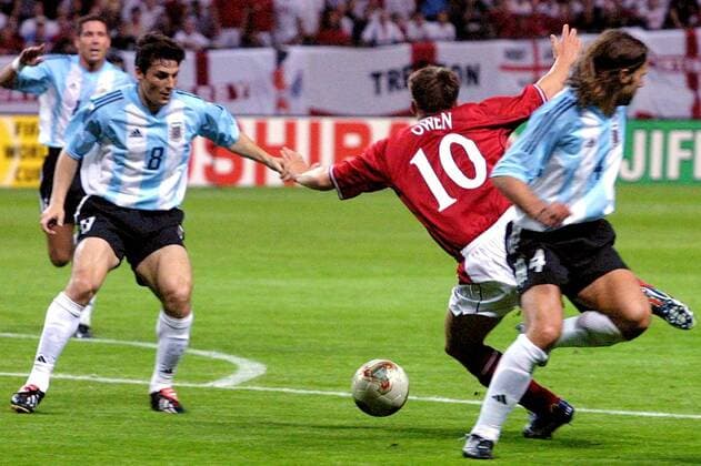 Michael Owen (Mitte, England) wird von Pochettino (re., Argentinien) gefoult - dafür gibt es Elfmeter, li.: Javier Zanetti (Argentinien) Fußball WM Herren Weltmeisterschaft 2002, Länderspiel, Gruppenspiel, Gruppe F, Nationalmannschaft, Nationalteam, Vdig Gruppe Sapporo Dome Sapporo Dynamik,  