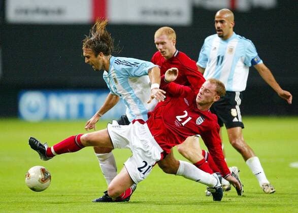 Nicky Butt (re., England) gegen Gabriel Batistuta (Argentinien) Fußball WM Herren Weltmeisterschaft 2002, Länderspiel, Gruppenspiel, Gruppe F, Nationalmannschaft, Nationalteam, Vdig Gruppe Sapporo Dome Sapporo Dynamik, Kampf,