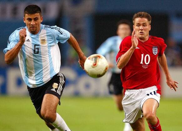 Michael Owen (re., England) gegen Walter Samuel (Argentinien) Fußball WM Herren Weltmeisterschaft 2002, Länderspiel, Gruppenspiel, Gruppe F, Nationalmannschaft, Nationalteam, Vdig Gruppe Sapporo Dome Sapporo Dynamik,