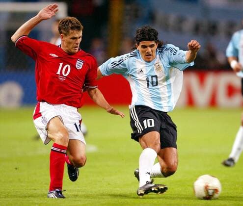 Michael Owen (li., England) gegen Ariel Ortega (Argentinien) Fußball WM Herren Weltmeisterschaft 2002, Länderspiel, Gruppenspiel, Gruppe F, Nationalmannschaft, Nationalteam, Vdig Gruppe Sapporo Dome Sapporo Dynamik,