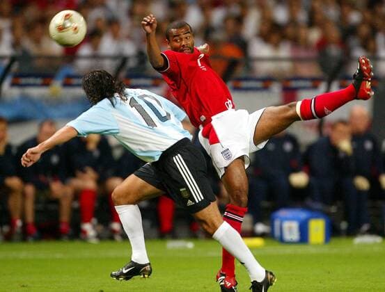 Ashley Cole (re., England) gegen Ariel Ortega (Argentinien) Fußball WM Herren Weltmeisterschaft 2002, Länderspiel, Gruppenspiel, Gruppe F, Nationalmannschaft, Nationalteam, Vdig Gruppe Sapporo Dome Sapporo Dynamik,