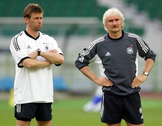 Teamchef Rudi Völler (re.) und Bundestrainer Michael Skibbe (beide Deutschland) skeptisch Fußball WM Herren Weltmeisterschaft 2002, Training, Nationalmannschaft, Nationalteam Gruppe Stadion Ecopa Shizuoka Nachdenklichkeit, Skepsis,
