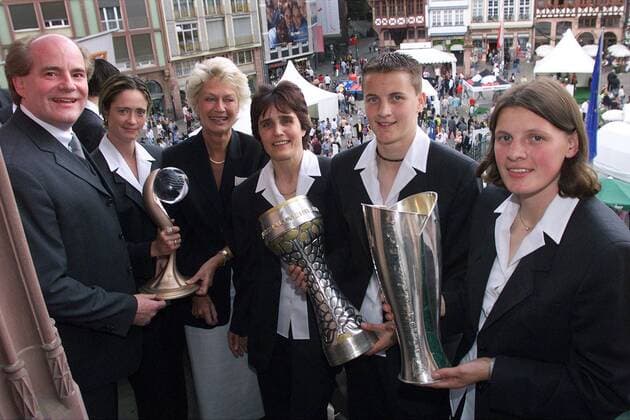 Manager Siegfried Dietrich (li.), Renate Lingor (2.v.li., beide Frankfurt) mit dem Europapokal, Oberbürgermeisterin Petra Roth (3.v.li., CDU), Trainerin Monika Staab (Mitte), Tina (mit Meisterpokal) und Pia Wunderlich (alle Frankfurt) mit dem DFB-Pokal Fußball 1. BL Damen Saison 2001 2002, 1. FFC Frankfurt, Feier, Siegesfeier, Meisterfeier, Deutscher Meister, Empfang Gruppe Rathaus, Frankfurter Römer, Balkon, Rathausbalkon Frankfurt M., Trophäen, UEFA-Cup