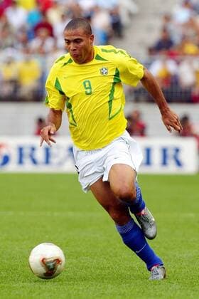 Ronaldo (Brasilien) am Ball Fußball WM Herren Weltmeisterschaft 2002, Länderspiel, Gruppenspiel, Gruppe C, Nationalmannschaft, Nationalteam Einzelbild WorldCupStadium Suwon Dynamik,