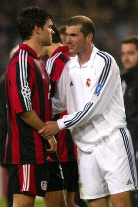 Zinedine Zidane (re., Real) tröstet den zutiefst enttäuschten Michael Ballack (Leverkusen) Fußball EC 1 Herren Champions League 2001 2002, Finale, Endspiel, Real Madrid (Spanien) - Bayer 04 Leverkusen 2:1, Vdig Gruppe Hampden Park Glasgow Enttäuschung,